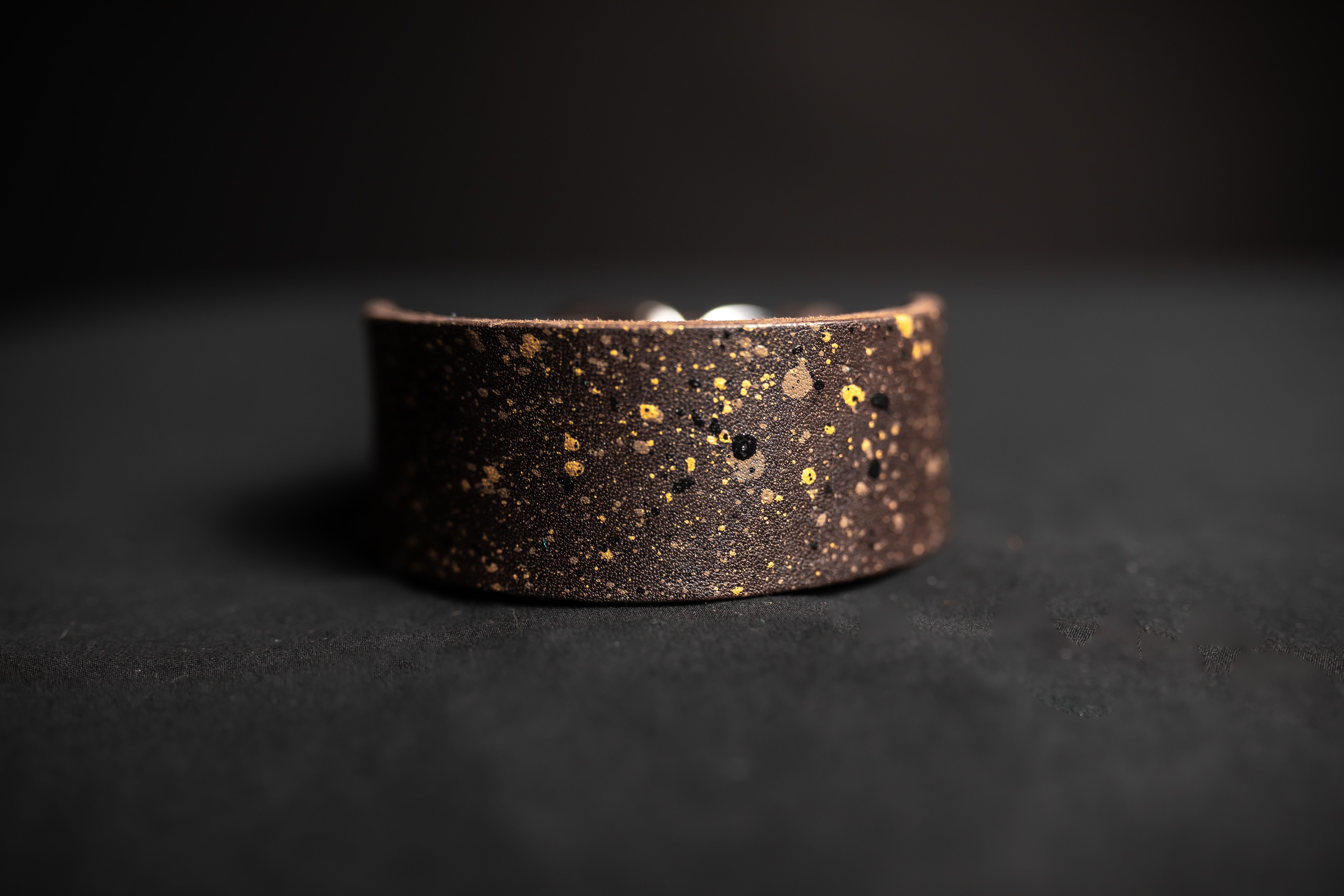 Braunes handgefertigtes Hundehalsband mit goldfarbenen Details